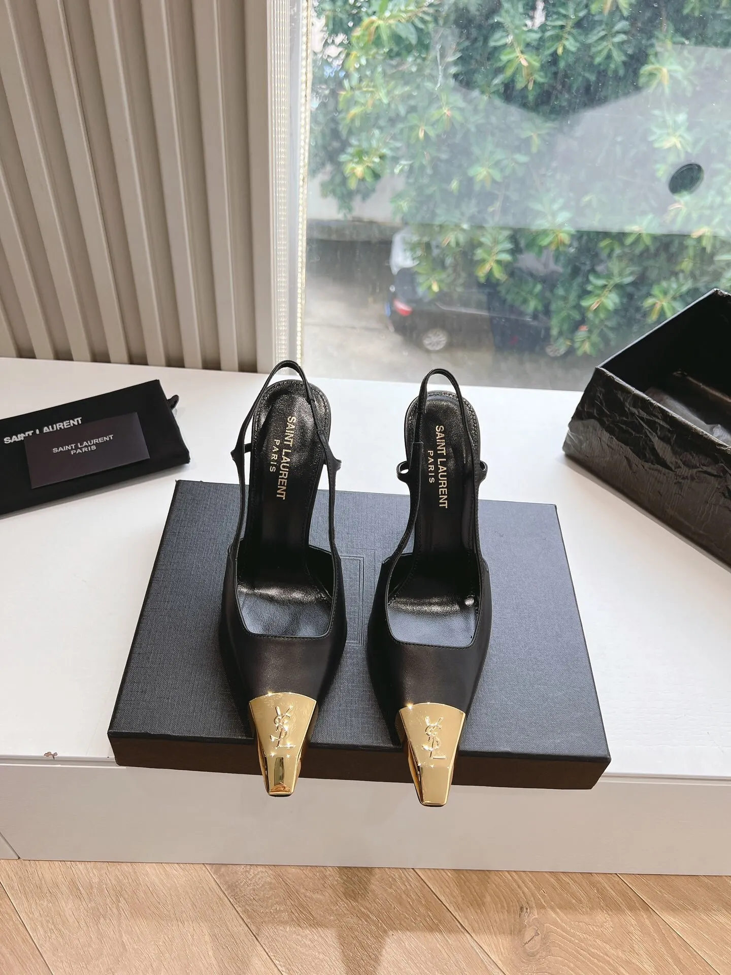 👟👟Ex-factory price 560👟👟 Women's shoes, women's clothing, women's shoes, women's clothing, top quality Saint Laurent/Yves Saint Laurent Lee metal buckle single shoes, YSL sister's beautiful high heels, and the small square toe of the same style as Saint Laurent Rose. High heels are very good at modifying the foot shape, luxury metal chain. In recent years, SL👟👟factory price is that women are becoming more and more understanding of high heels. The embarrassing design impression of the waterproof platform model is gone. YSL's beautiful high-heeled shoes. Upper: imported patent leather/cowhide. Sole: genuine leather outsole. Heel height: about 11cm. Sizes 35-39 (40, 41 customized, non-refundable and non-exchangeable)